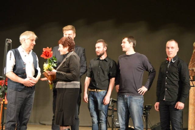 Koncerte K. Jakutį sveikina Audronė Kaupienė. Stasio Repeikos nuotr.