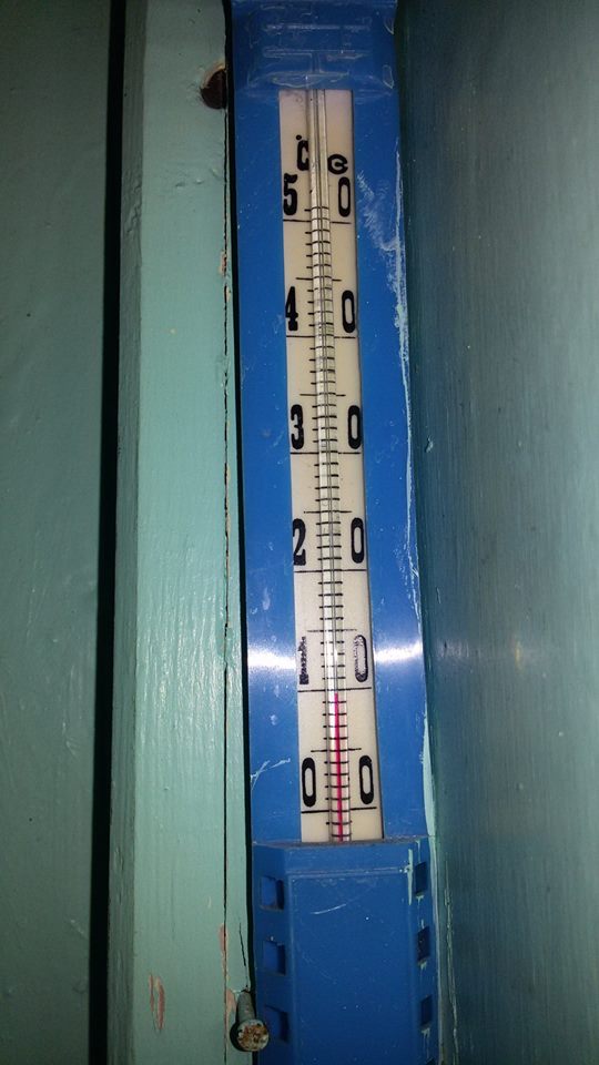 Vos 10 laipsnių šilumos rodo termometras Rokiškio kūno kultūros ir sporto centre.