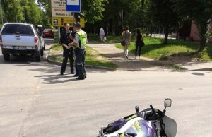 Po avarijos gatvėje liko gulėti motociklas. R. Kilkaus nuotr.