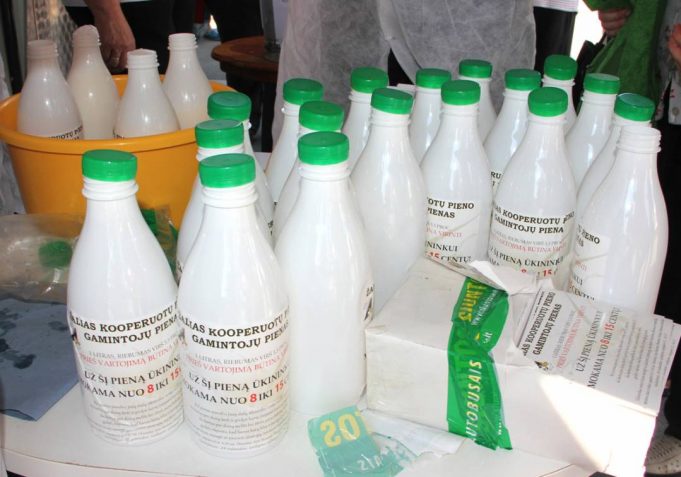 Ievos Stanienės, Rimanto Gražio ir Stepono Andruškos ūkiuose primelžtas pienas iš pienvežio pilstomas į specialius litro butelius ir dalijamas žmonėms. 