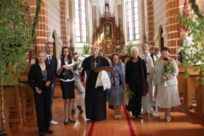 Šviesuoliai tęsia kunigo Jono Katelės darbus.