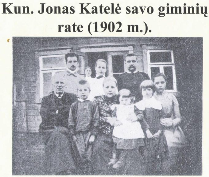 Jonas Katelė savo giminių būryje (1902 m.).
