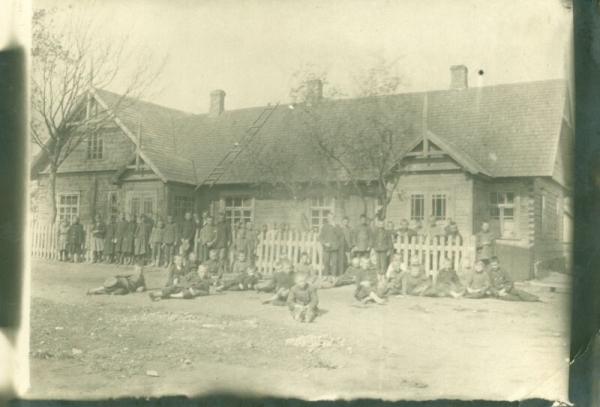 Jono Katelės rūpesčiu parapijos kaimuose kūrėsi lietuviškos mokyklos. Nuotraukoje - viena jų.