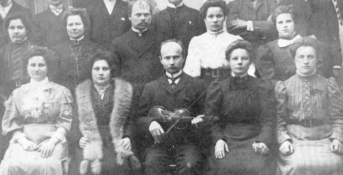  Svėdasų kanklininkių orkestro grupelė su vadovu ir parapijos kunigais, matyt, 1934 m. vasarą. 