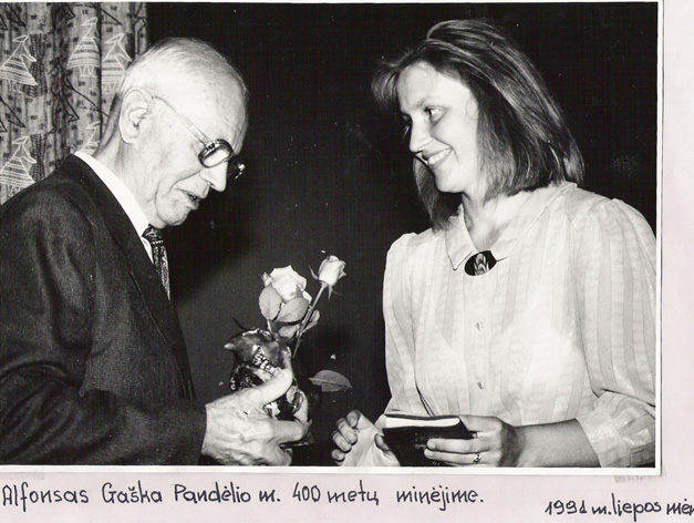 Kraštotyrininkas Alfonsas Gaška Pandėlio gimnazijos 400 metų jubiliejuje 1991-ųjų liepą.