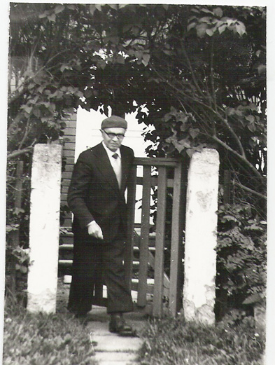 Alfonsas Gaška prie savo namų vartelių.