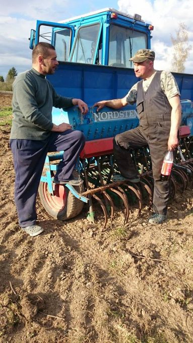 Virginijus Sabaliauskas ir Gintaras Kepalas (dešinėje) traktoriumi ruošė žemę žolei sėti. 