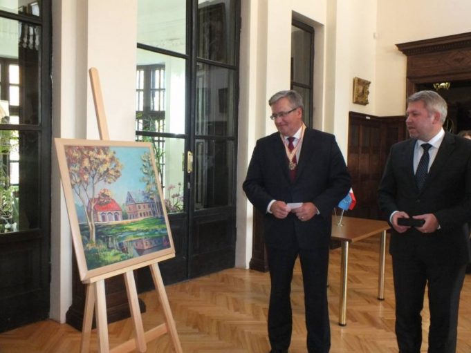 Rokiškio krašto garbės pilietis Bronislavas Marija Komorovskis prie piešinio, kuriame – jo šeimos dvaras Kavoliškyje. 2015 m.