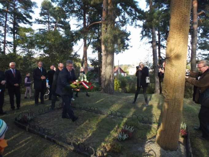 Bronislavas Marija Komorovskis deda gėles ant prosenelio Zigmunto Leopoldo Komorovskio kapo.