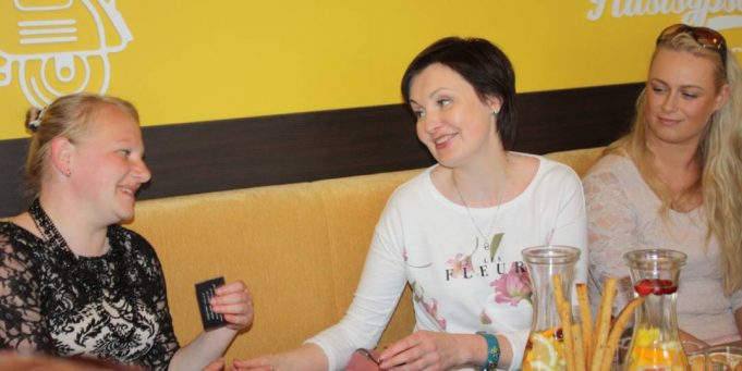 Mamą Solveigą (kairėje) kirpėja Silvija Maksvytienė ir kosmetologė Sima Mekšėnienė pakvietė grožio procedūroms.