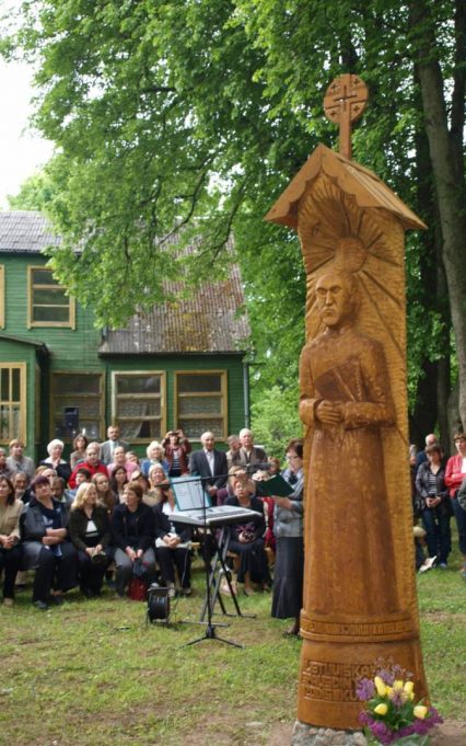 Koplytstulpis Jonui Katelei. Autorius – Vidmantas Zakarka.