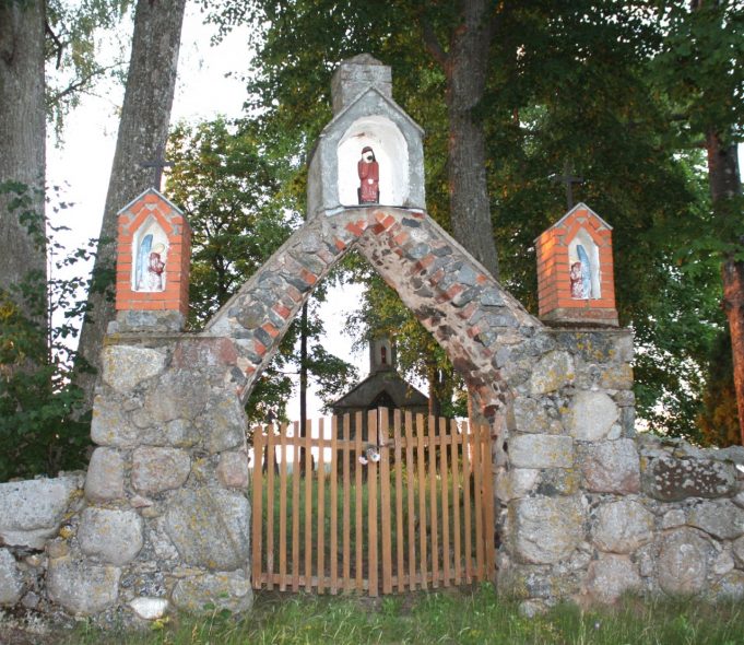 Minčiūnų kapinaičių tvoros bokštelių vienoje pusėje išliko Rūpintojėlio ir angelų medinės skulptūros, kurias išdrožė J. Balbata.