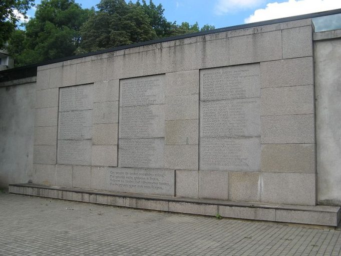 1940 m. Vytauto Didžiojo karo muziejaus sodelyje Kaune buvo pastatytas paminklas „Knygnešių sienelė“, jos trečiojoje lentoje tarp labai pasižymėjusių knygnešių iškalta ir Kosto Narkevičiaus pavardė (istoriniuose šaltiniuose minimi du Narkevičiaus vardai – Kostas ir Konstantinas). Rokiškio krašto muziejaus archyvo nuotr.