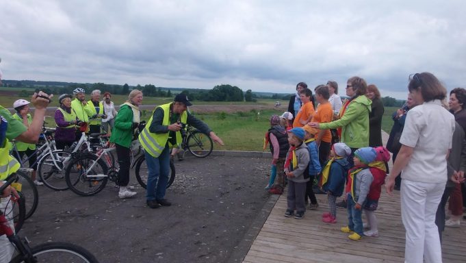 Dviračių žygio "Per žydinčią Aukštaitiją" dalyvių sutikimas Struvės geodezinio lanko Gireišių punkte. Panemunėlio universalaus daugiafunkcio centro archyvo nuotr.