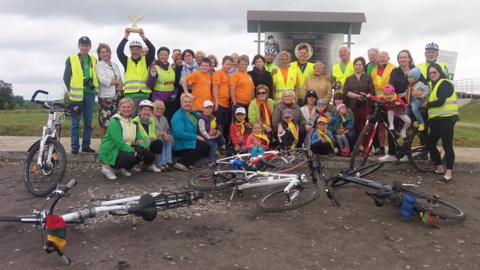 Dviračių žygio "Per žydinčią Aukštaitiją" dalyvių sutikimas Struvės geodezinio lanko Gireišių punkte. Panemunėlio universalaus daugiafunkcio centro archyvo nuotr.