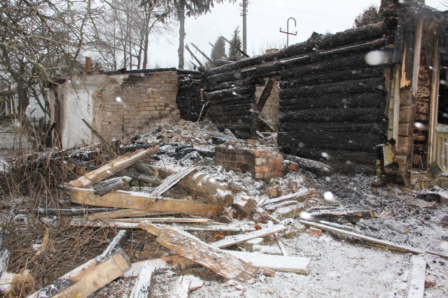 Taip gaisravietė atrodė 2014 m. sausį, ką tik ugniagesiams užgesinus degantį namą. D. Zibolienės nuotr.