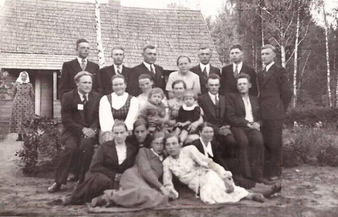 1940 m. birželio 2 d. Mieliūnų šeimos įkurtuvės miškų urėdijos name Vyžuonos kaime. 