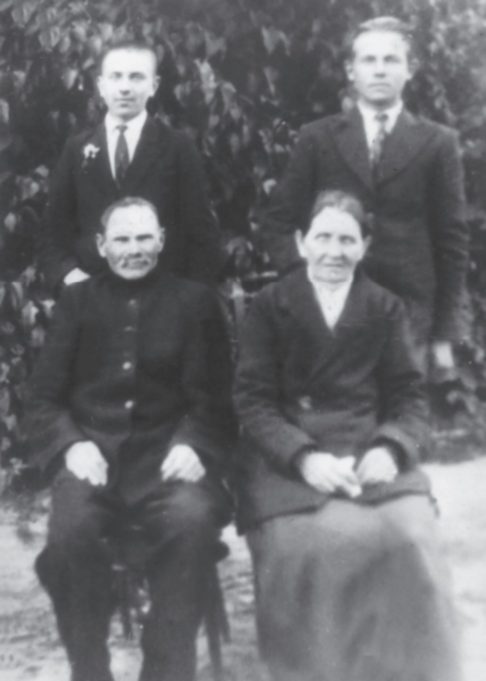 Joana Smalstienė saugo nuotrauką, kurioje įamžinta knygnešio šeima: sėdi Juozas Pavarotnikas su žmona Anelija Žlibaite-Pavarotnikiene, stovi sūnūs Pranas (kairėje) ir Juozas.