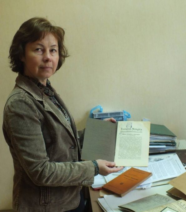 Šiemet perduotus leidinius, kurie dar neįtraukti į muziejaus fondus, demonstruoja Rokiškio krašto muziejaus Dailės skyriaus vedėja Dalia Kiukienė. Krašto muziejaus archyvų nuotr.