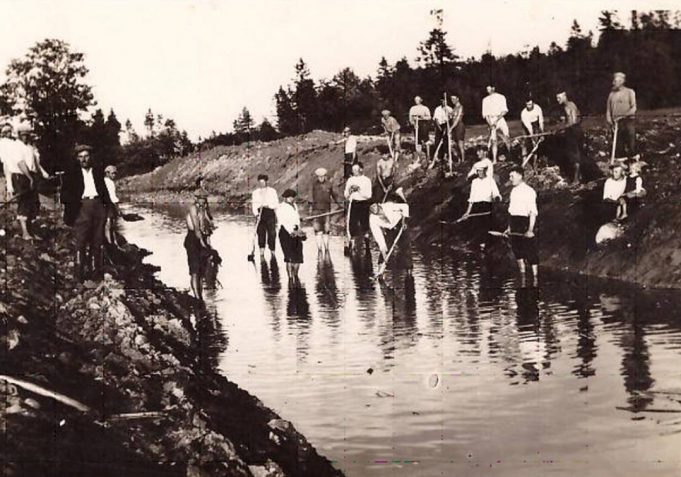 Fotografuoti mėgęs Jonas Mieliūnas 1934 m. įamžino melioracijos darbus Vyžuonos upėje. 