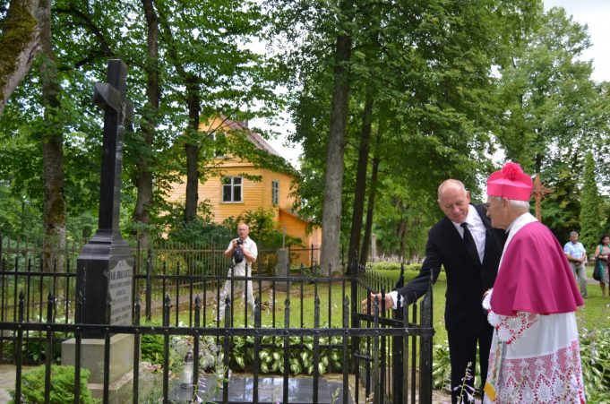 Prie kun.J.Katelės kapo vskupas emeritas Jonas Kauneckas ir J.Katelėslabdaros ir paramos fondo valdytojas Leonardas Šablinskas.A.Minkevičienės nuotr.