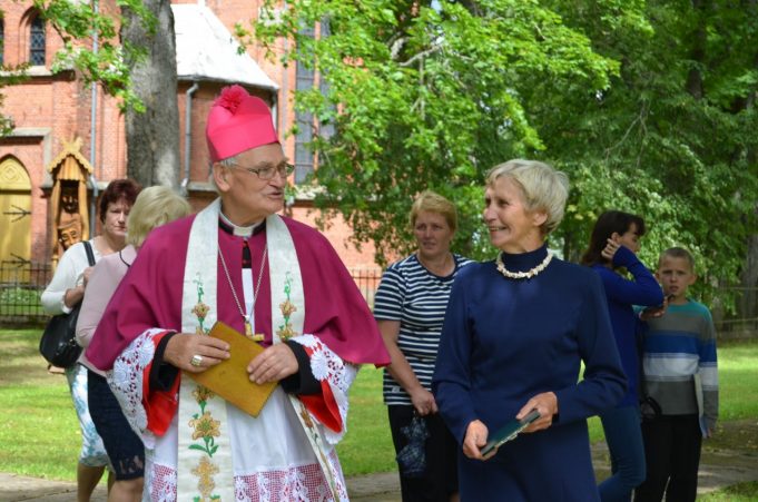 Vyskupas emeritas Jonas Kauneckas ir Ona Levandavičiūtė.