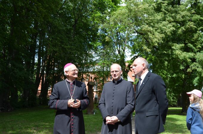 Vyskupas emeritas J.Kauneckas (iš kairės), generalvikaras G.Styra ir fondo valdytojas L.Šablinskas.