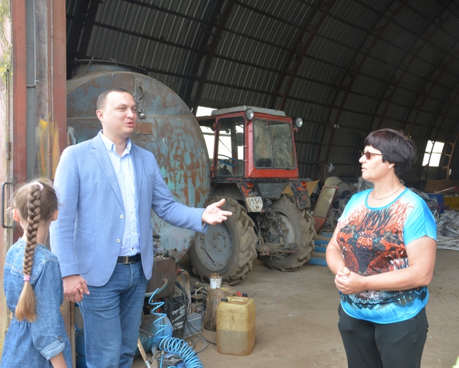Ūkį su jo savininke Dalia Lūžiene-Malijoniene apžiūri NMA direktorius Erikas Bėrontas. NMA nuotr.