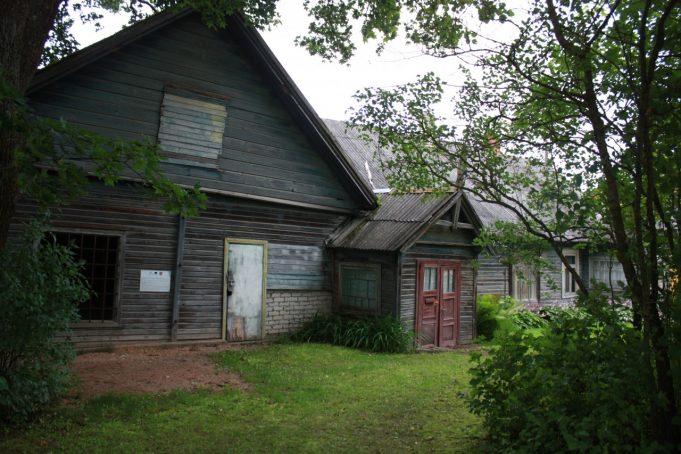 Šalia bažnyčios – muziejus po atviru dangumi. Viršuje – špitolė, kur kunigas J. Katelė slapta mokė lietuviško rašto. Apačioje – rusų mokykla, kur slapta mokinta lietuvybės ir įvyko pirmojo lietuviško vaidinimo premjera.  A. Minkevičienės nuotr. 