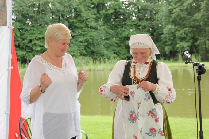 Šventės sumanytojai Dainorai Mineikienei padovanora prijuostė.