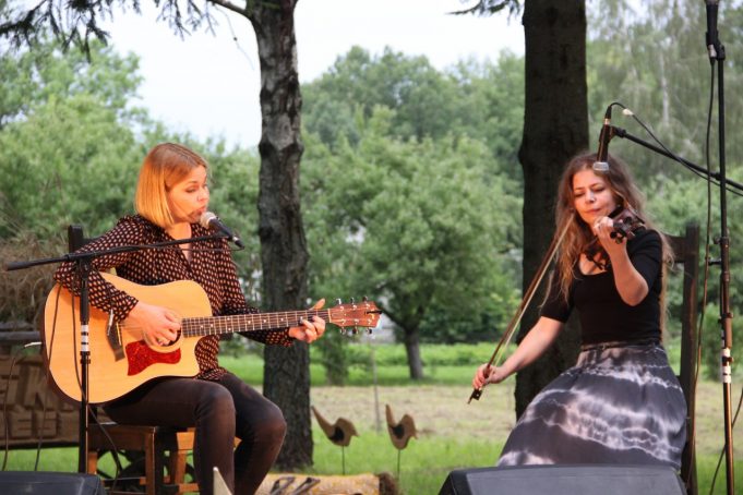 Vilija (gitara) ir Oksana (smuikas)