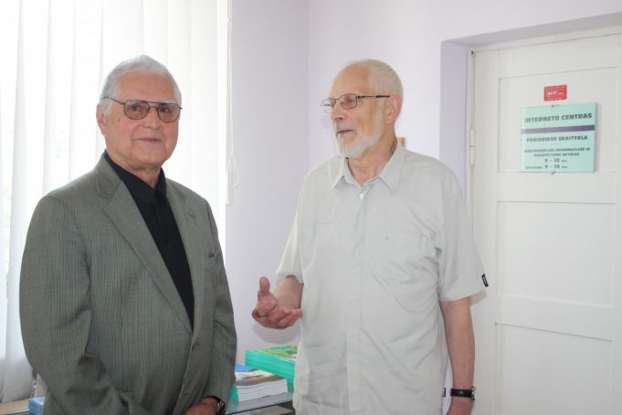 Premijos mecenatas Jonas Dovydėnas (kairėje) ir penktosios premijos laureatas Vytautas Martinkus.