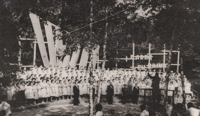 Rokiškio zonos dainų šventė Ruopiškyje, 1964 m. Diriguoja V. Pučka.