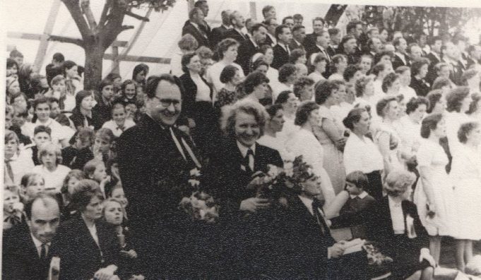 1965 m. jubiliejinė Rokiškio dainų šventė. Priekyje šventės dirigentai V. Pučka ir A. Krikštaponienė. 