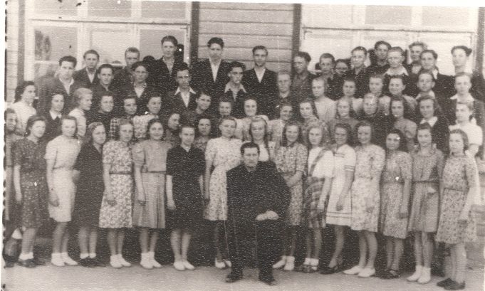 Obelių miesto kultūros namų mišrus choras. Pirmoje eilėje sėdi vadovas A. Matulis. 1946 m. 