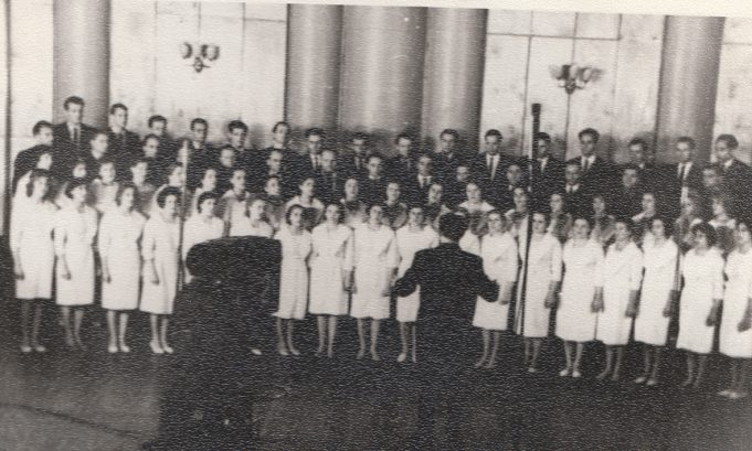 Juodupės vilnonių audinių fabriko „Nemunas“ mišrus choras Vilniaus televizijos studijoje koncerto metu. Diriguoja V. Pučka. 1963 m. 