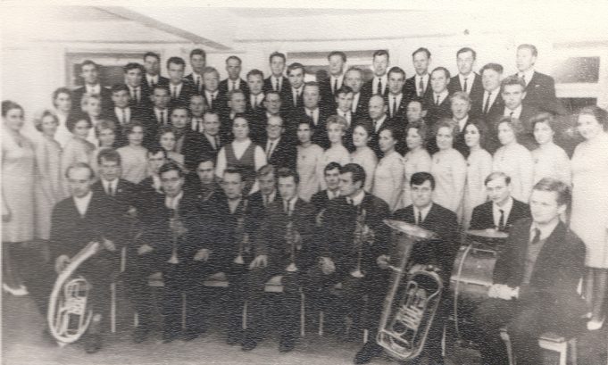 Rokiškio mašinų gamyklos „Plūgas“ vyrų choras ir orkestro muzikantų grupė po jubiliejinio koncerto. 1969 m. 