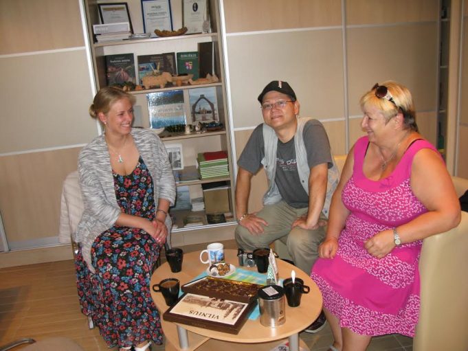 Rokiškio turizmo ir tradicinių amatų informacijos ir koordinavimo centre turistas iš Japonijos Masayuki Sesoko su direktore Lina Valotkiene (kairėje) ir Kavoliškio bendruomenės pirmininke Danute Kirstukiene.