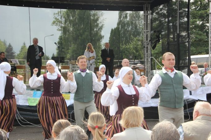 Kriaunų šventėje kasmet dalyvauja Latvijos Jekabpilio rajono Salas savivaldybės šokių kolektyvas „Letkiss“. 