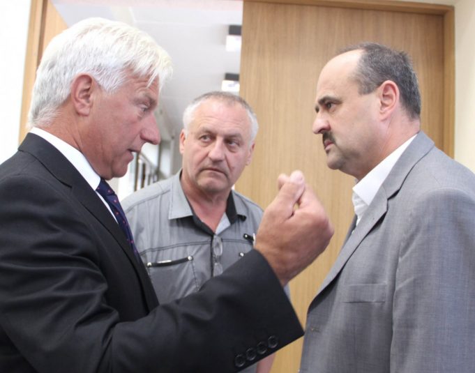 Stasio Mekšėno (kairėje) patarimas E. Vilimui (dešinėje) pačiam nuvykti į VVG būstinę dokumentų vicemerą suerzino. Centre – S. Mekšėnui atsistatydinti siūlęs Vytautas Masiulis. A. Minkevičienės nuotr.