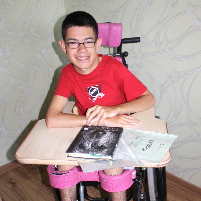 Šešiolikmetis rokiškėnas Nerijus Vasiliauskas svajoja apie naują vežimėlį, su kuriuo judėti jam būtų daug lengviau ir patogiau.