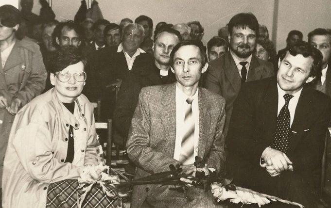 1989 sausio 28 d. Pirmoji Lietuvos persitvarkymo sąjūdžio Rokiškio rajono iniciatyvinės grupės konferencija vyko Rokiškio kultūros rūmų, jame dalyvavę (iš kairės) Audronė Baltuškaitė, K. Vyšniauskas, K. Uoka.