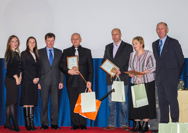 2015 m. konkurso nugalėtojai. Dešinėje - LMSA pirmininkas Algis Gaižutis, šalia - diplomu apdovanota Birutė Baltakienė. LMSA nuotr.