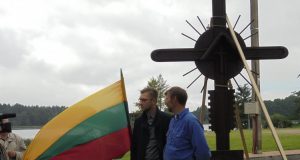 Kryžiaus "Baltijos keliui" atminti autorius Jurijus Prokopov (dešinėje) po daugelio metų restauravo medžio drožinį, prie jo su sūnumi Antonio Prokopov.