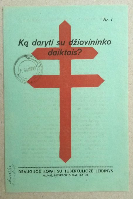 Draugija kovai su tuberkulioze žmonėms dalijo lankstinukus, kuriuose – patarimai, ką daryti su džiovininko daiktais, taip pat informacija apie draugijos veiklą, išlaikomus džiovininkų dispanserius.
