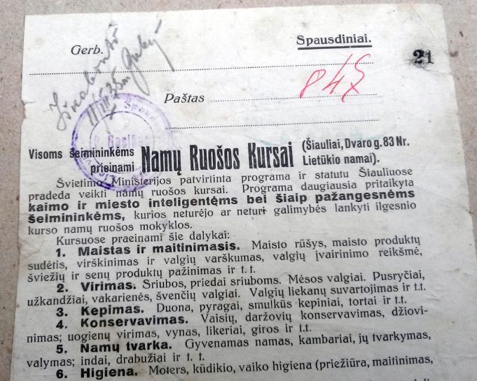 Šiauliuose kaimo ir miesto inteligentėms bei pažangesnėms šeimininkėms buvo organizuojami namų ruošos kursai.