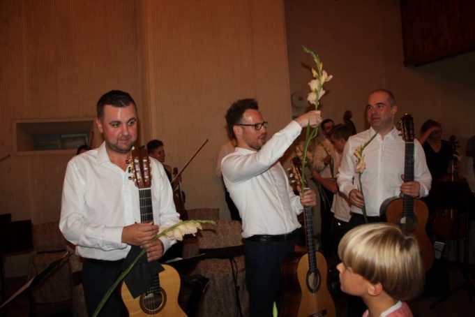 Salose koncertavo Baltijos gitarų kvartetas ir styginių orkestras „Senoji camerata“.