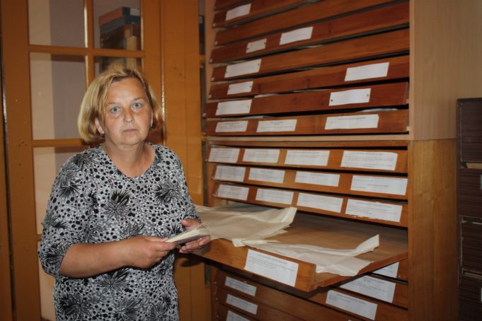 Eksponatų saugotoja Audronė Lapinskaitė sako, jog reklamos naudą verslininkai puikiai suvokė ir prieš kelis dešimtmečius. A. Minkevičienės nuotr.