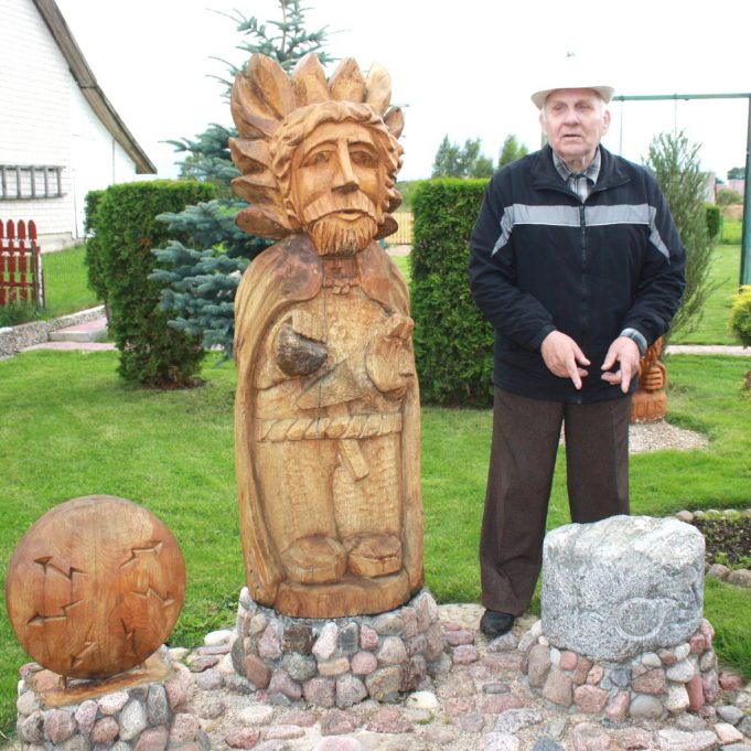 Sodybos šeimininkas Vytautas Gasiūnas akmenyje šalia dievo Perkūno skulptūros pageidavo matyti ir lietuviškųjų runų ženklus. 