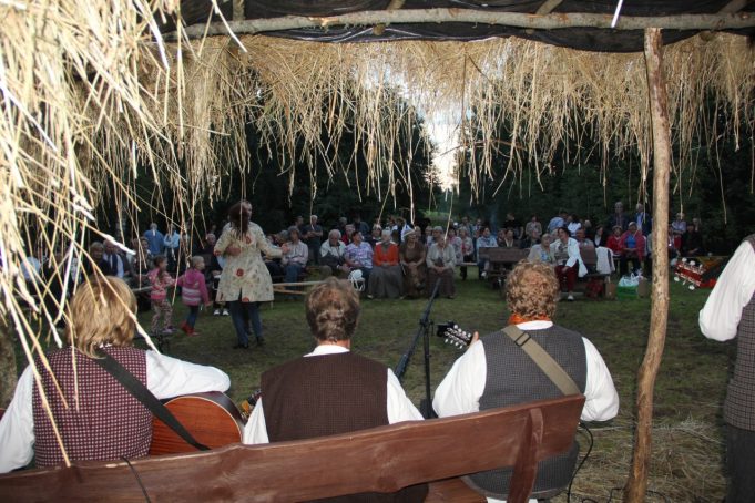 Muzikantams sceną atstojo šieno kupeta. 